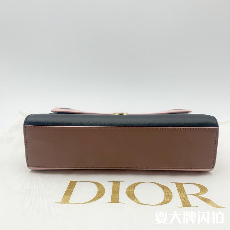 Dior迪奥 粉拼黑Diorama盾牌系列手提斜挎包 Dior 迪奥粉拼黑Diorama盾牌系列手提斜挎包，质感很棒，精致百搭，上身酷飒有个性，多种背法凹造型，内里也很能装，很适合通勤出街，公价31510，我们现货好价带走啦，尺寸：21.5*16cm